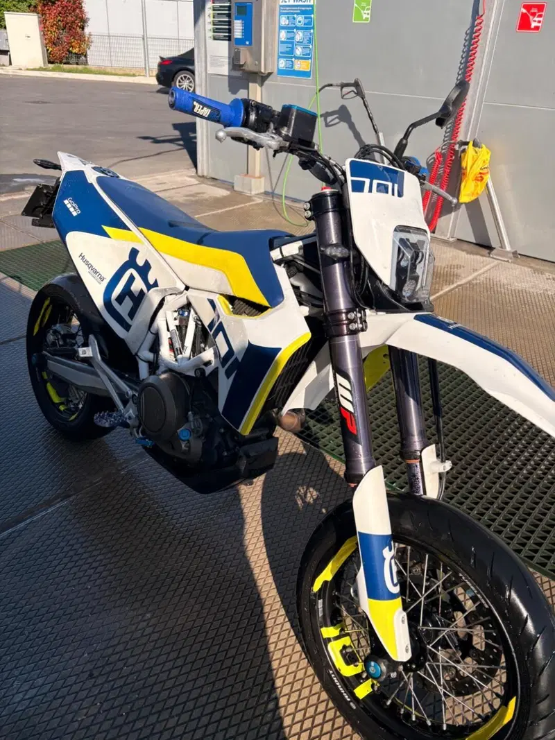 Husqvarna 701 Supermoto (2017 - 19) (2)