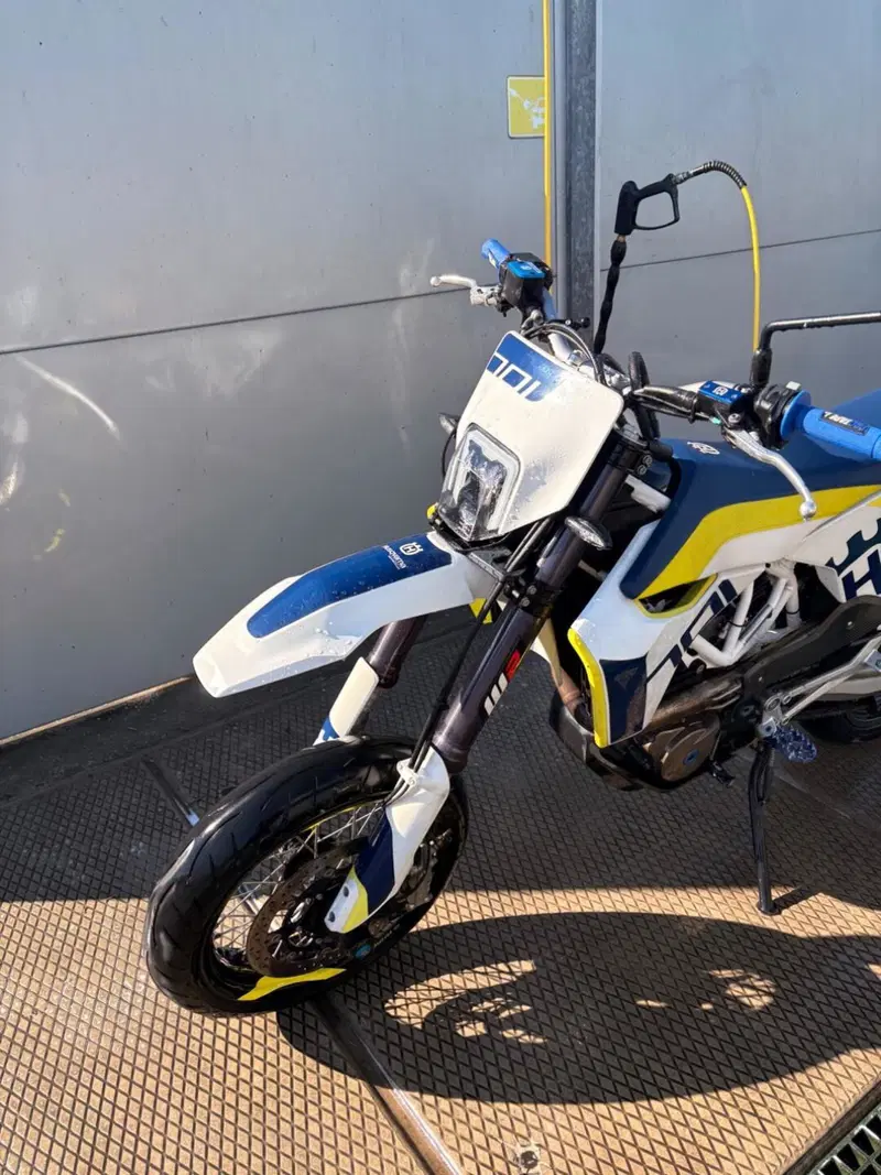 Husqvarna 701 Supermoto (2017 - 19) (3)