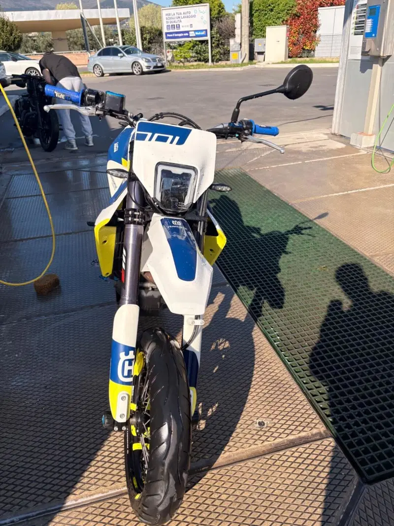 Husqvarna 701 Supermoto (2017 - 19) (4)