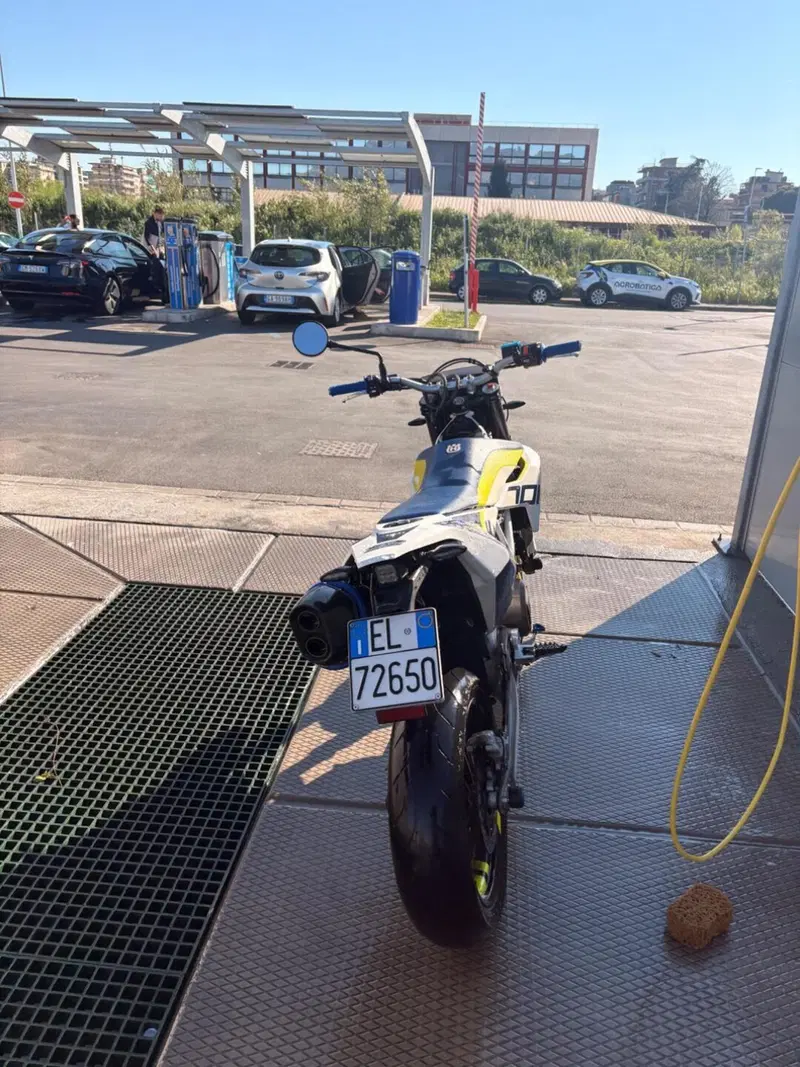 Husqvarna 701 Supermoto (2017 - 19) (6)