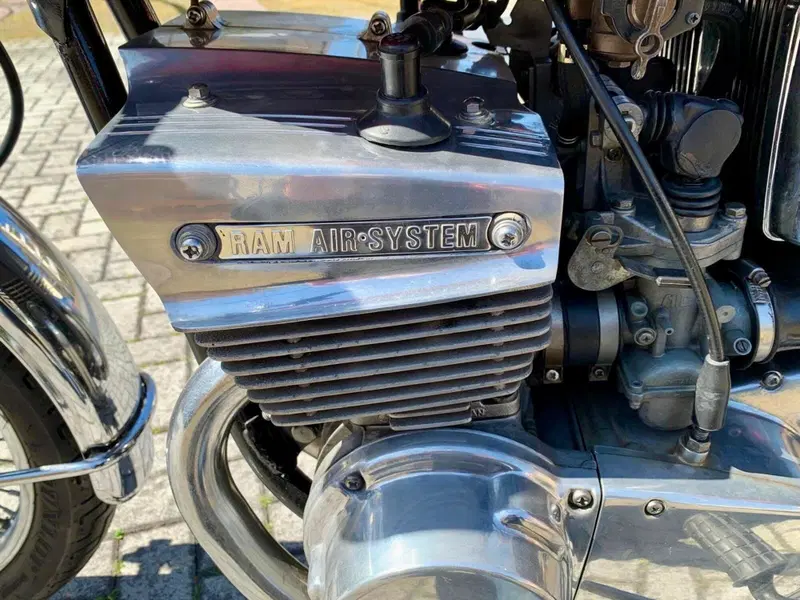 Suzuki GT 380 (7)