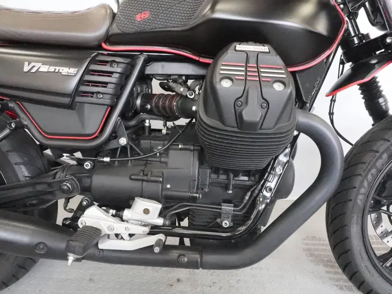 Moto Guzzi V7 III Stone (2017 - 20) (2)