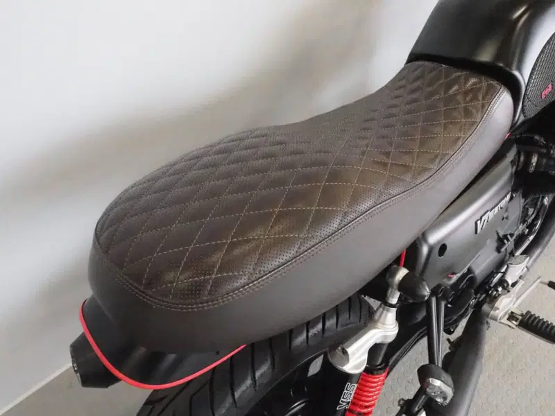 Moto Guzzi V7 III Stone (2017 - 20) (4)