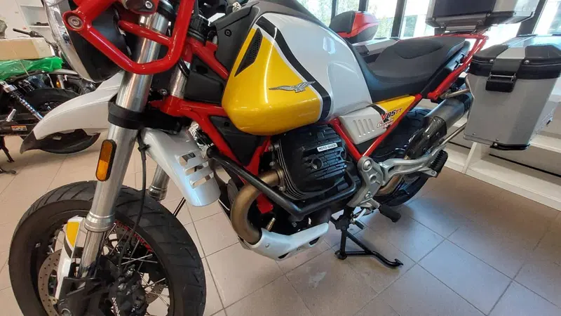 Moto Guzzi V85 TT Evocative Graphics (2019 - 20) (2)