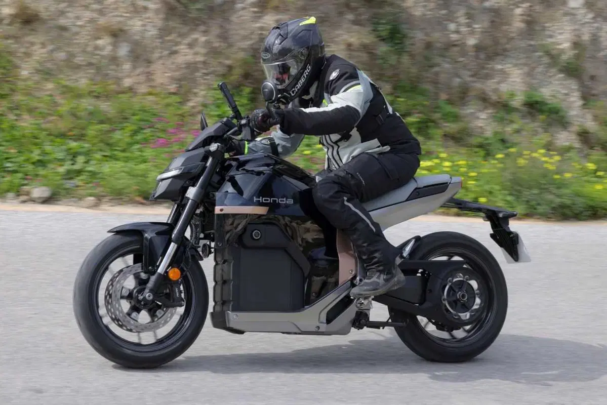 Honda WN7: il nostro TEST della prima moto elettrica di HONDA! [VIDEO] (12)