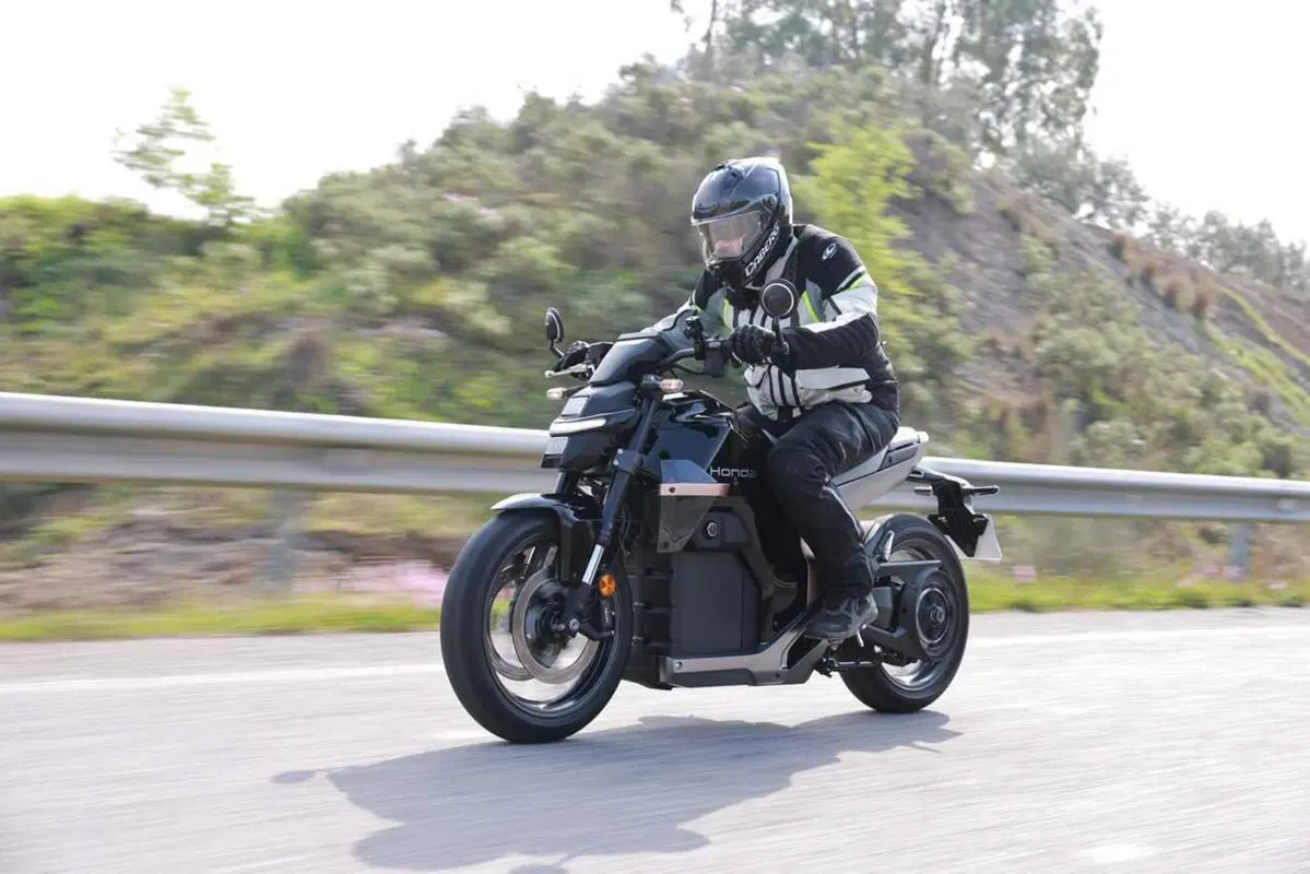 Honda WN7: il nostro TEST della prima moto elettrica di HONDA! [VIDEO] (17)