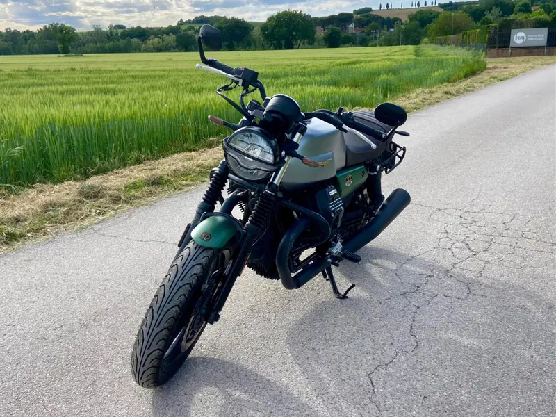 Moto Guzzi V7 Stone Centenario (2021 - 22) (2)