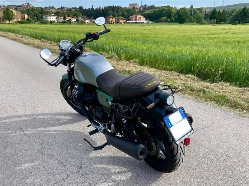 Moto Guzzi V7 Stone Centenario (2021 - 22) (6)