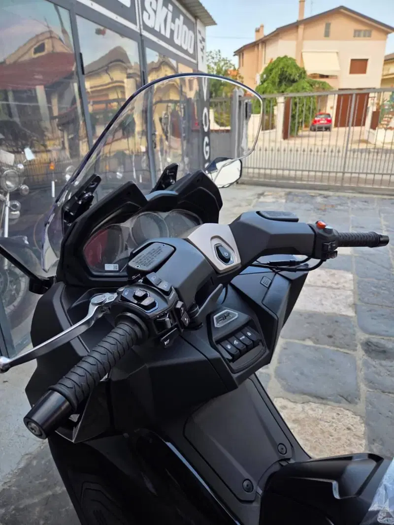 Kymco AK 575 Premium (2025 - 26) (10)