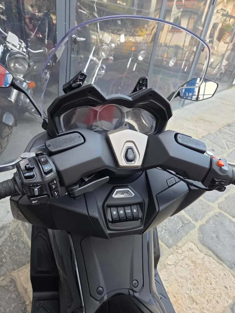 Kymco AK 575 Premium (2025 - 26) (17)