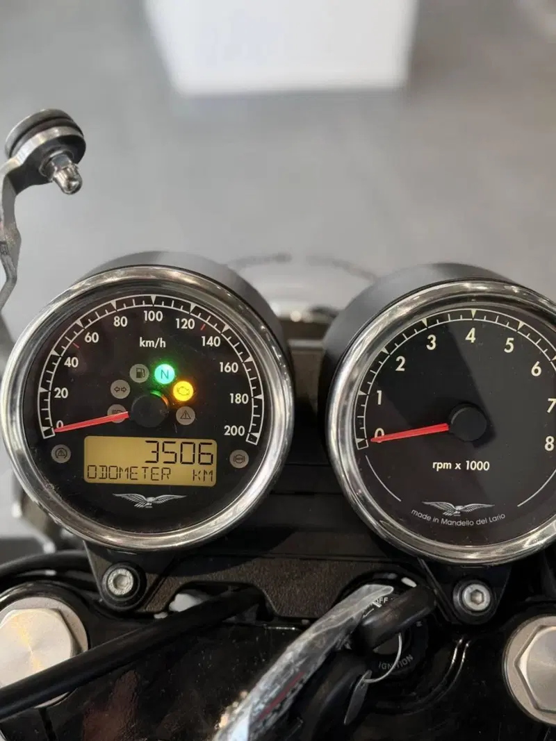 Moto Guzzi V7 III Special (2017 - 20) (3)