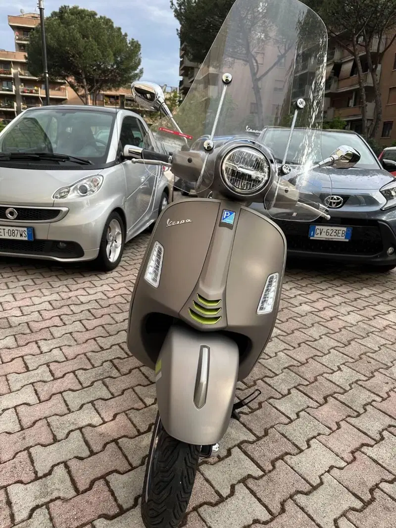 Vespa GTS 300 Super Tech (2023 - 24) (2)
