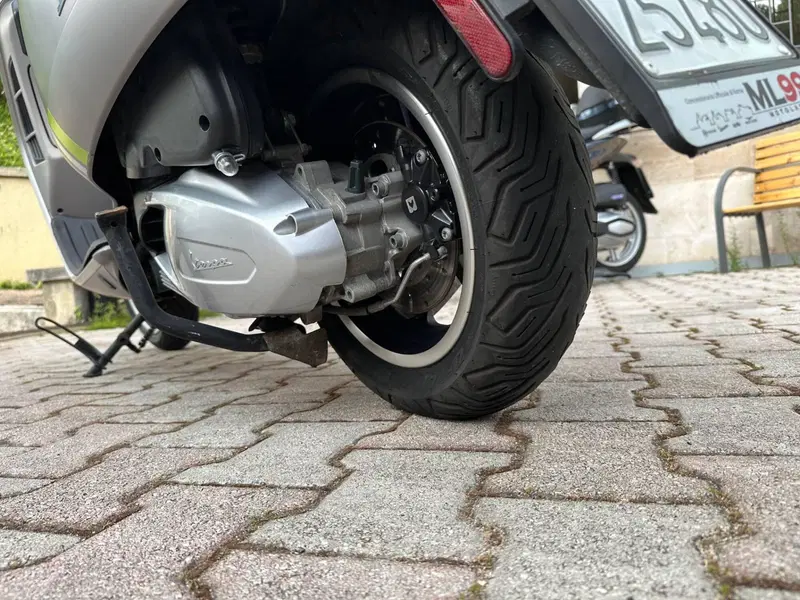 Vespa GTS 300 Super Tech (2023 - 24) (9)