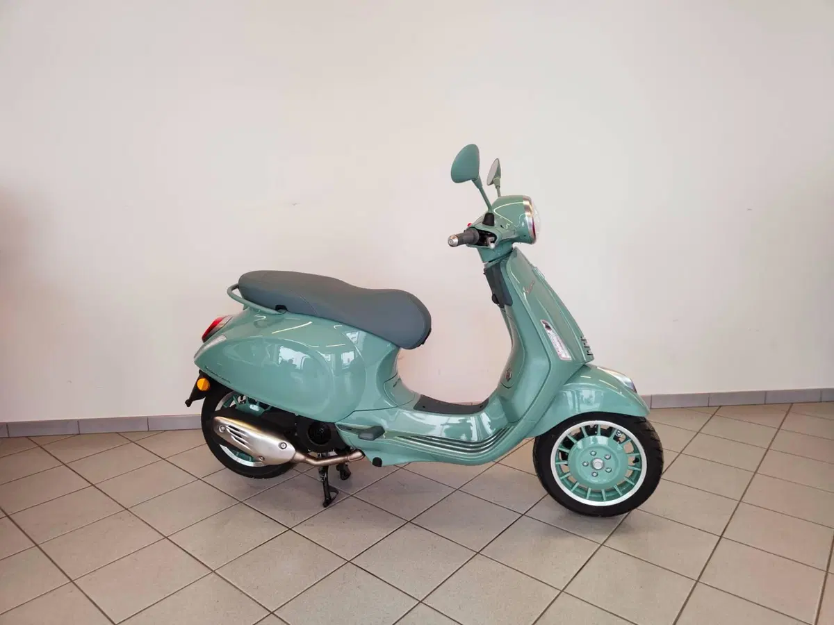 Vespa Primavera 125 80th (2026) (3)