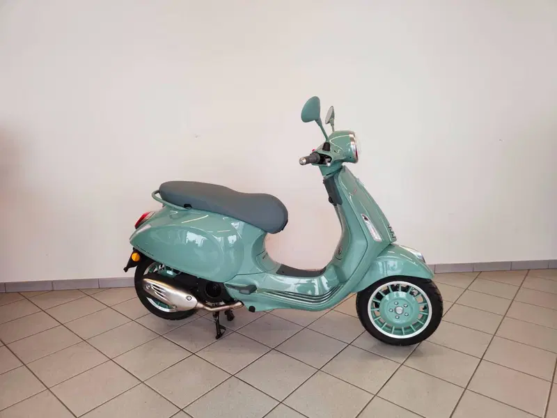 Vespa Primavera 125 80th (2026) (3)