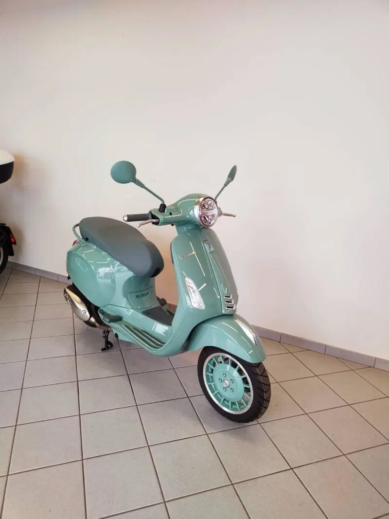 Vespa Primavera 125 80th (2026) (4)