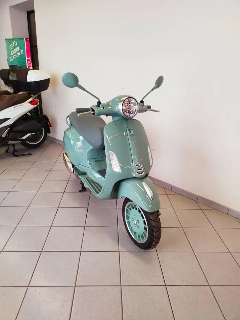 Vespa Primavera 125 80th (2026) (5)