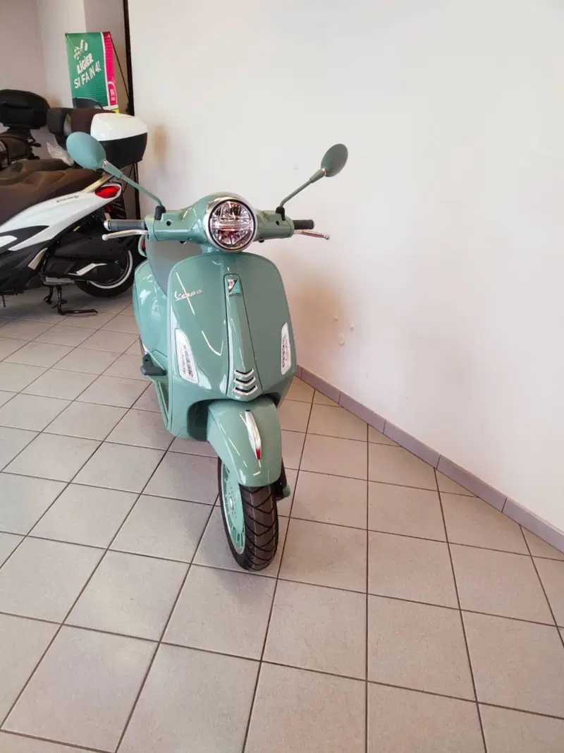 Vespa Primavera 125 80th (2026) (6)