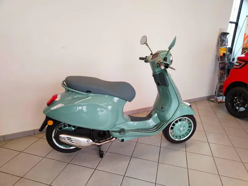 Vespa Primavera 125 80th (2026) (7)
