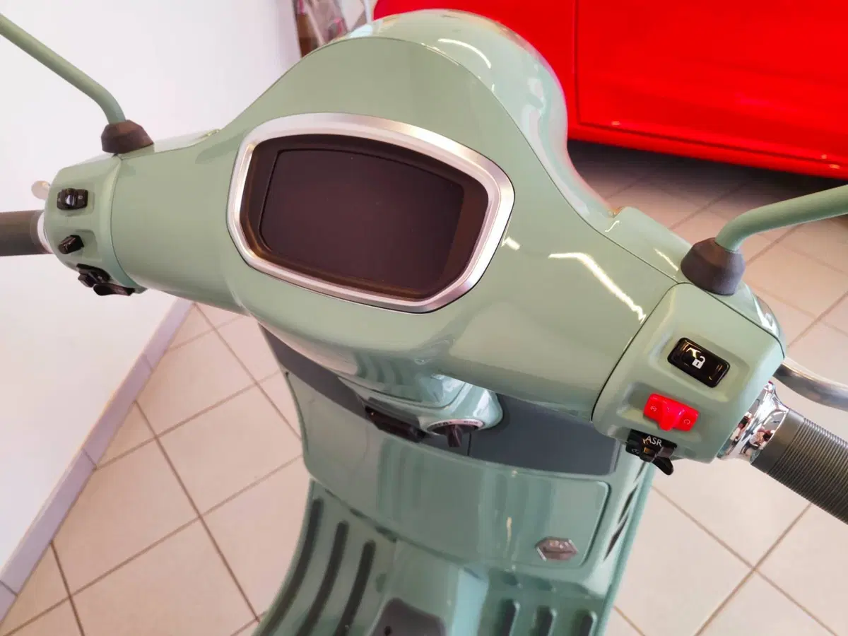 Vespa GTS 310 80th (2026) (14)