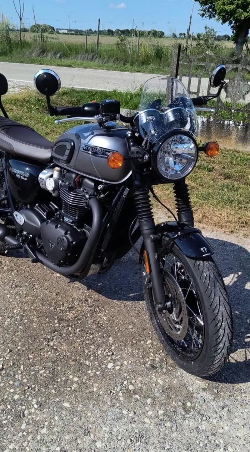 Triumph Bonneville T120 Black (2021 - 25) (2)