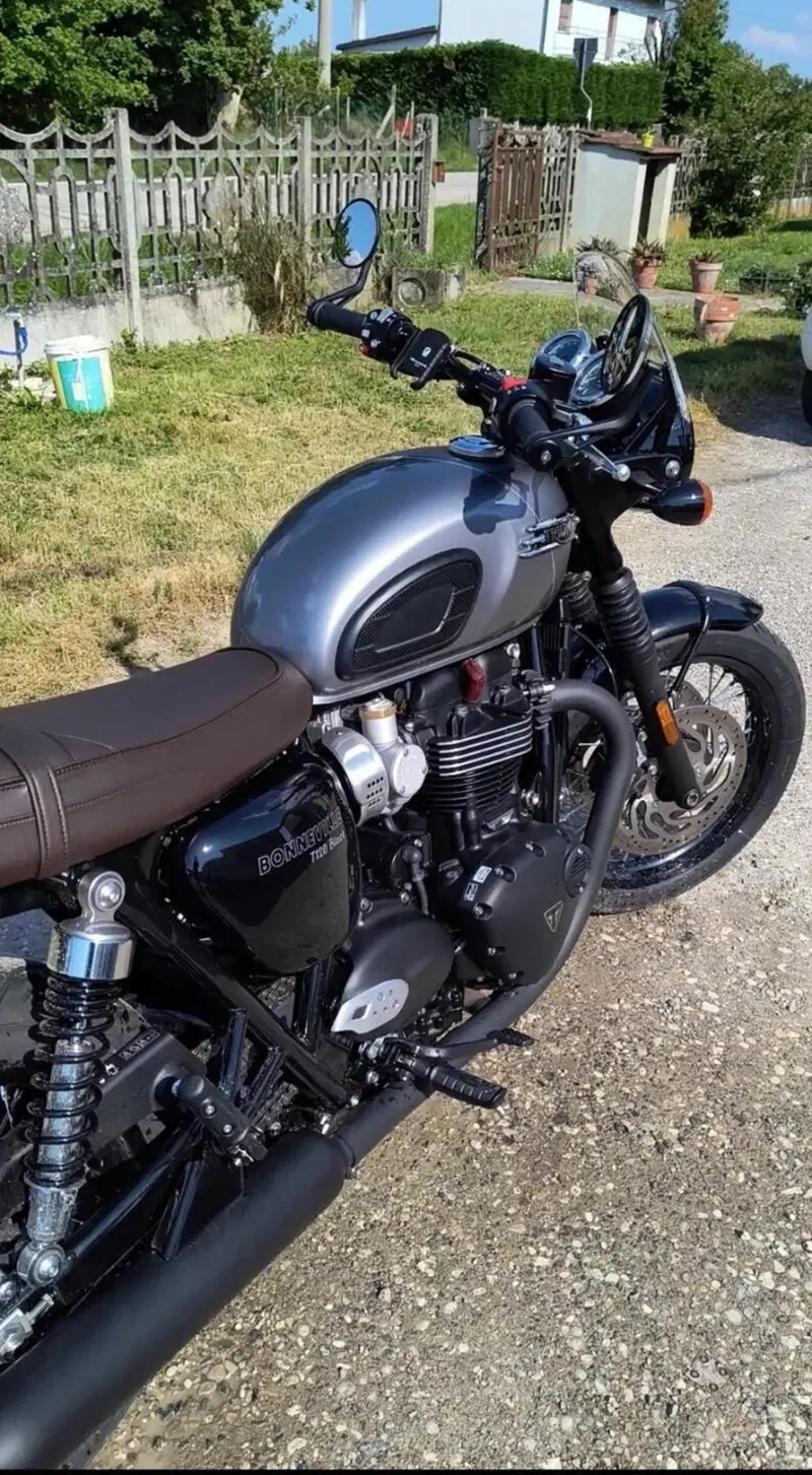 Triumph Bonneville T120 Black (2021 - 25) (3)