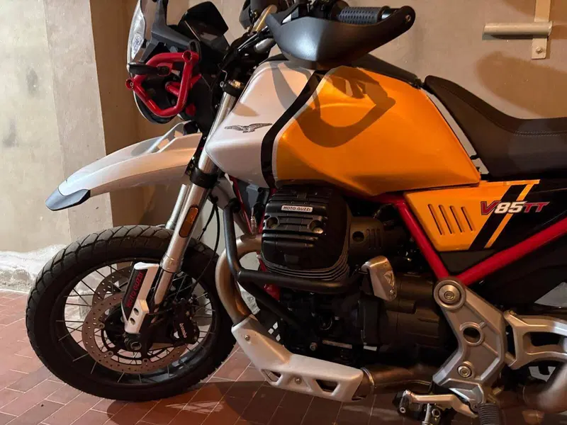 Moto Guzzi V85 TT Evocative Graphics (2021 - 23)