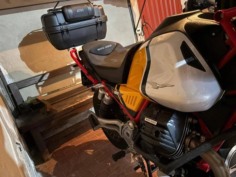 Moto Guzzi V85 TT Evocative Graphics (2021 - 23) (2)
