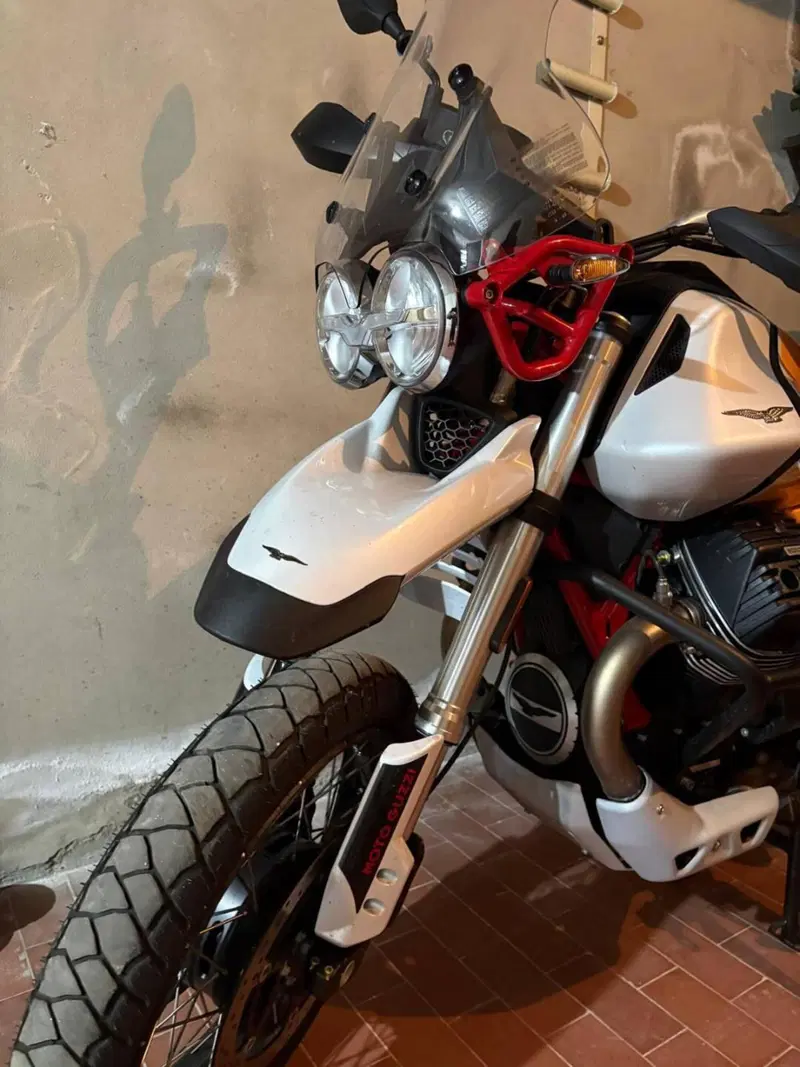Moto Guzzi V85 TT Evocative Graphics (2021 - 23) (3)