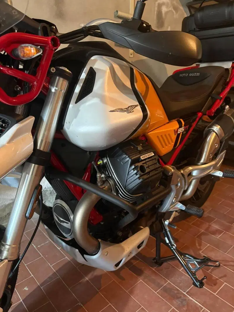 Moto Guzzi V85 TT Evocative Graphics (2021 - 23) (5)