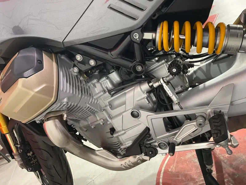 Moto Guzzi V100 Mandello S (2025 - 26) (8)