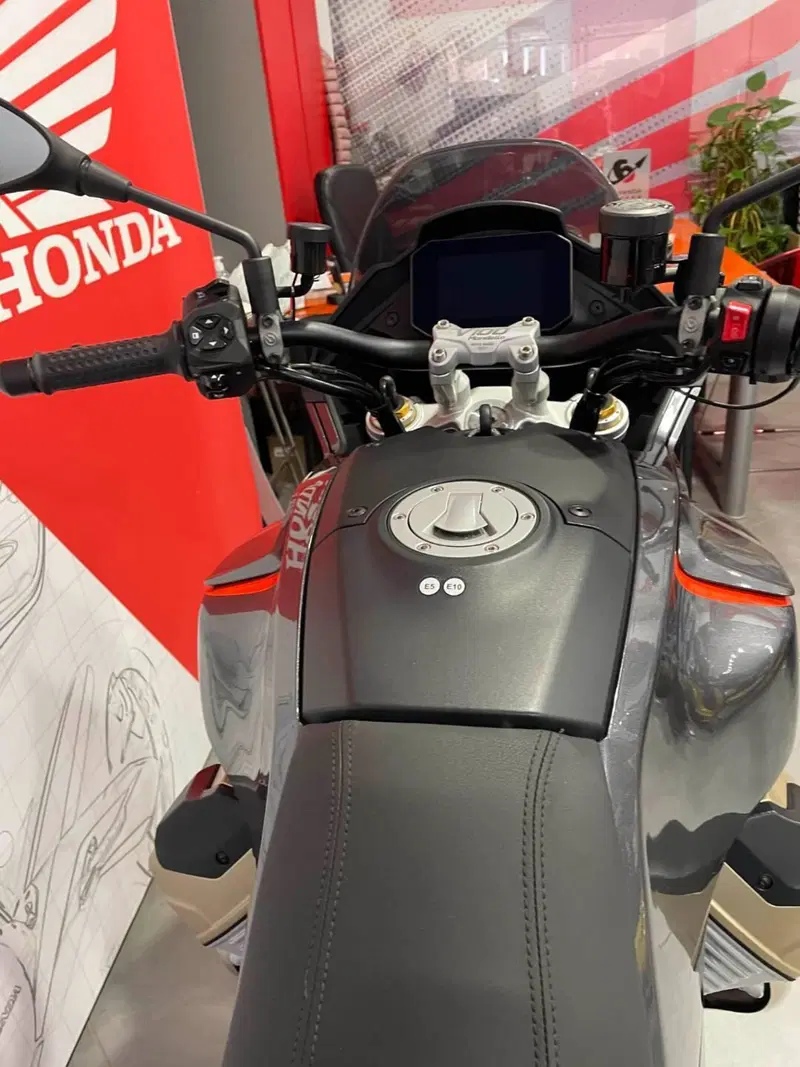 Moto Guzzi V100 Mandello S (2025 - 26) (11)