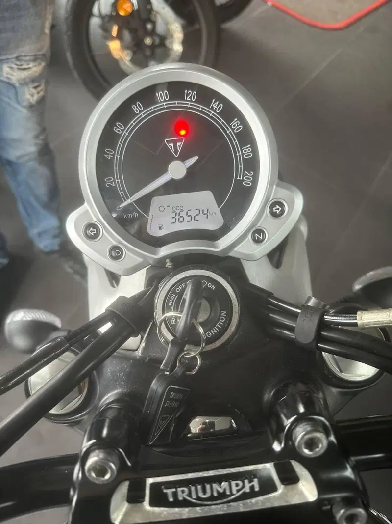 Triumph Street Twin 900 (2017 - 18) (13)