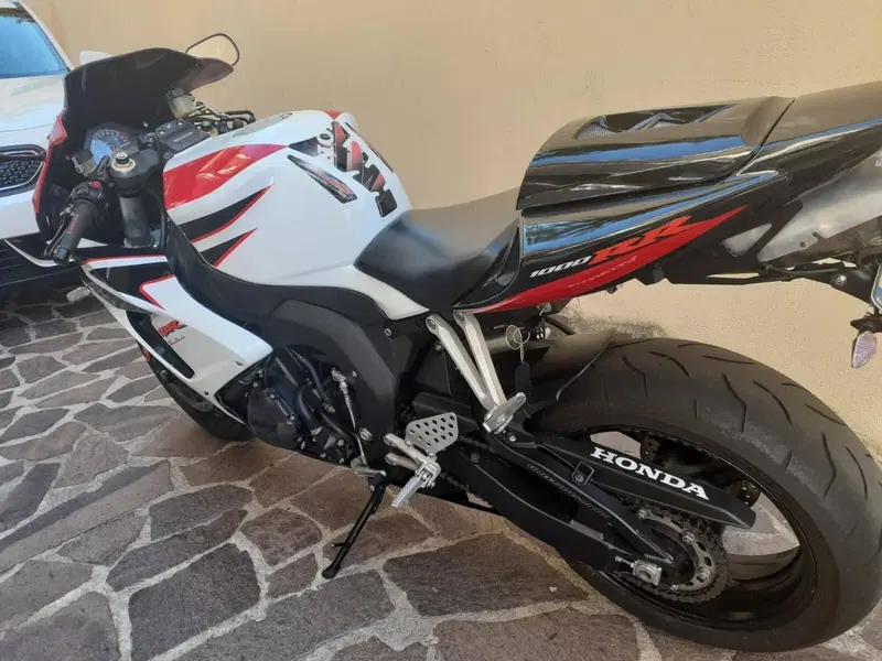 Honda CBR 1000 RR Fireblade (2006 - 07) (2)
