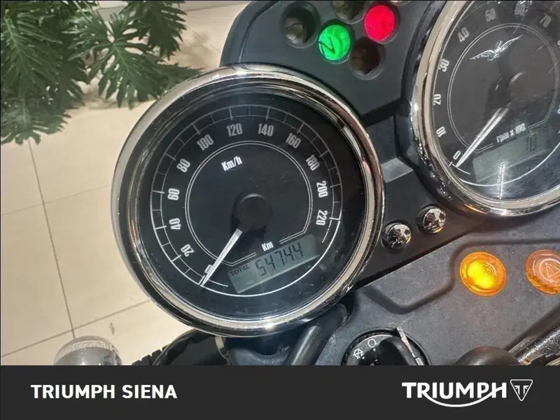 Moto Guzzi V7 II Special (2015 - 17) (9)