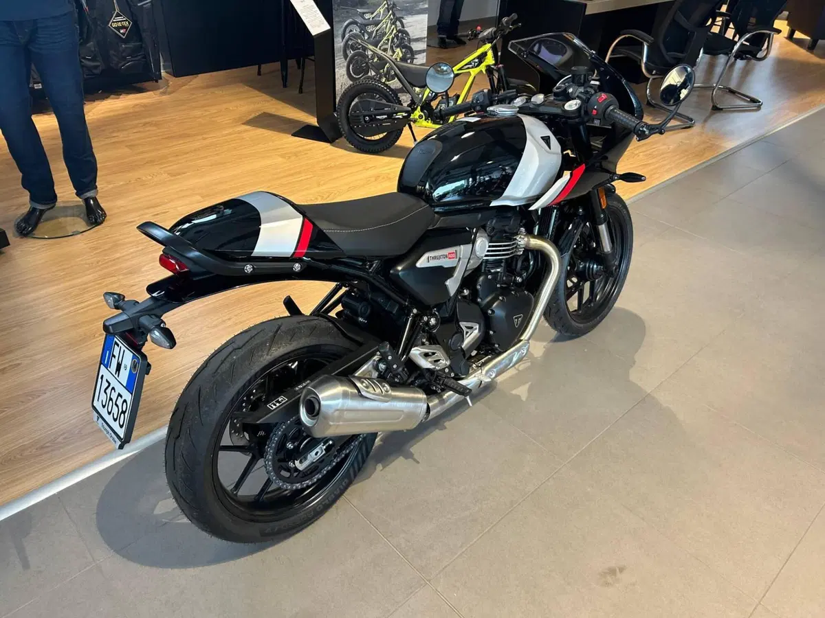 Triumph Thruxton 400 (2026) (2)