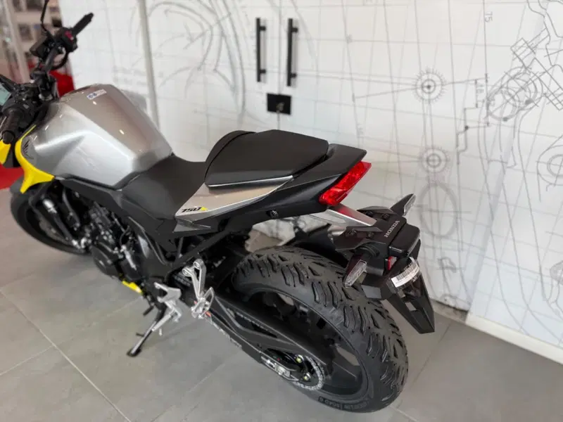 Honda CB 750 Hornet (2025) (16)