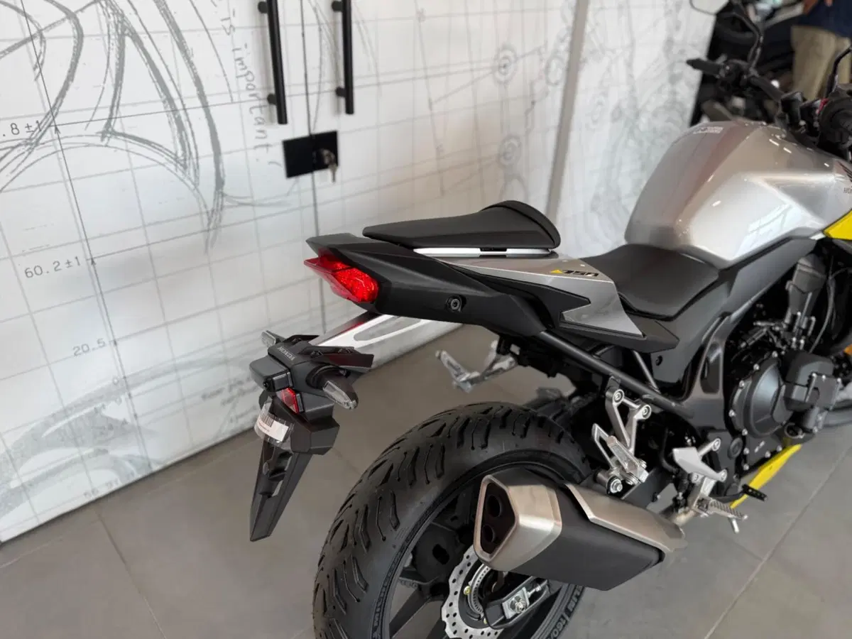 Honda CB 750 Hornet (2025) (11)