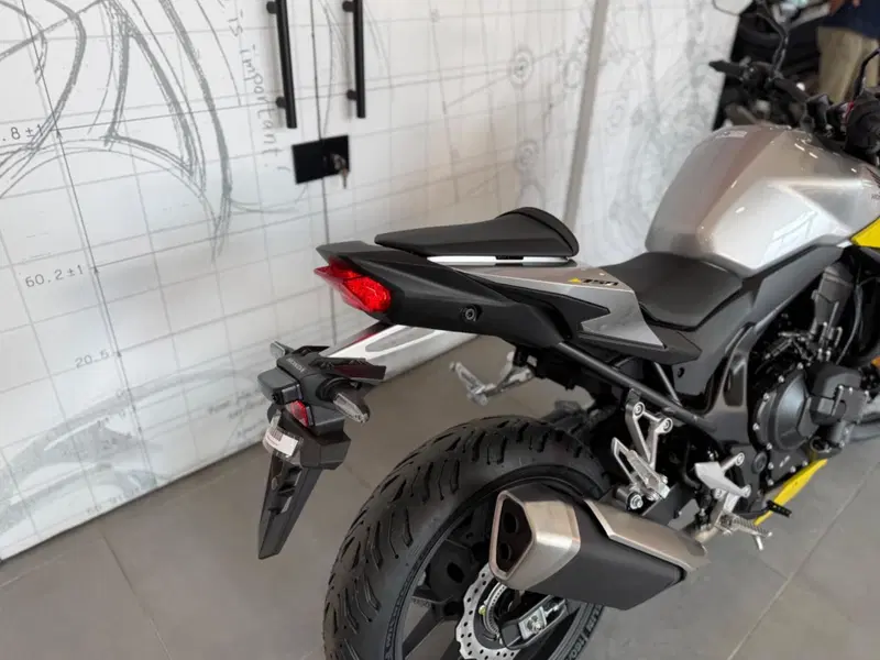 Honda CB 750 Hornet (2025) (11)