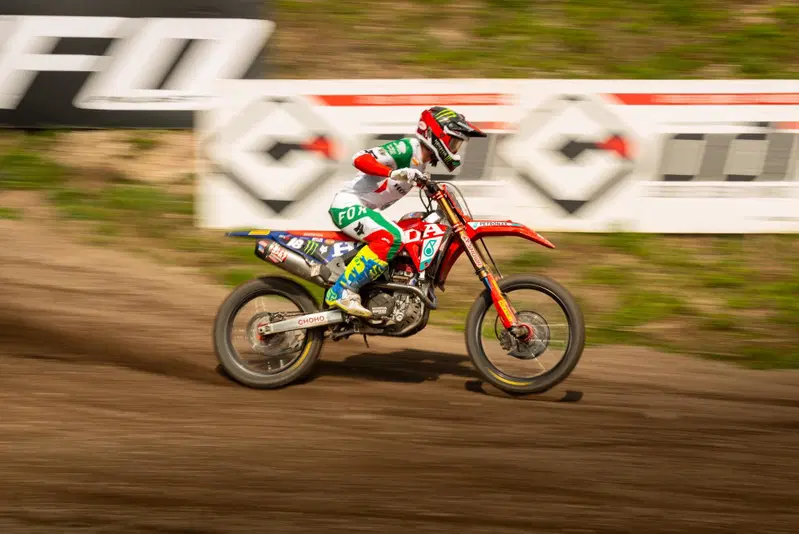 Kit speciale Fox anche per Valerio Lata. Tricolore verde, bianco e rosso. Bellissimo ma gli stivali gialli e blu un po' meno