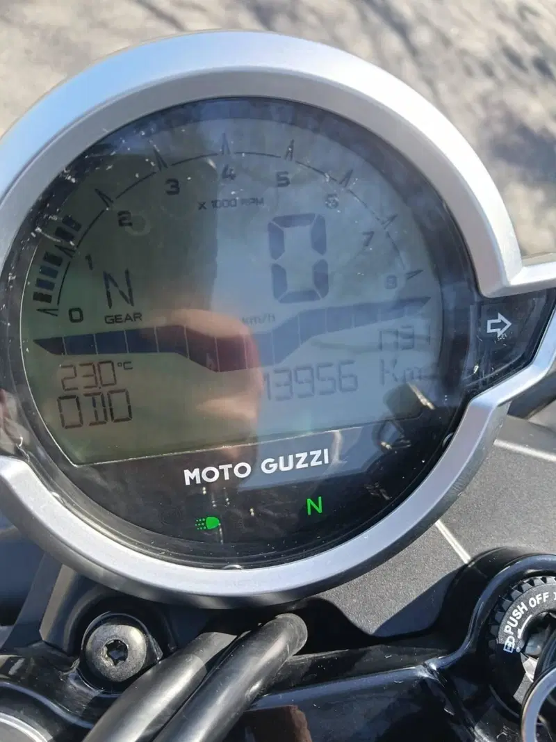 Moto Guzzi V7 Stone (2021 - 24) (2)