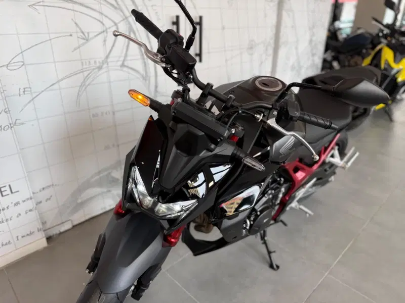 Honda CB 750 Hornet (2025) (14)