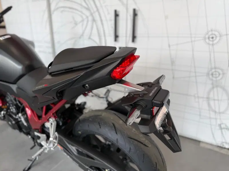 Honda CB 750 Hornet (2025) (17)