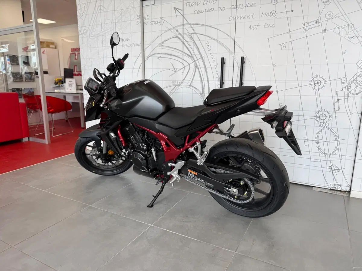 Honda CB 750 Hornet (2025) (6)