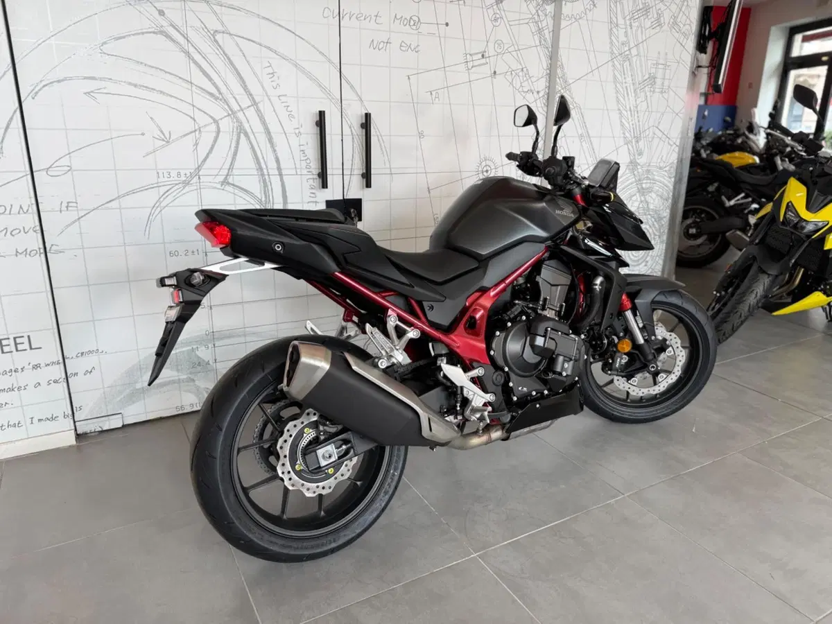 Honda CB 750 Hornet (2025) (3)