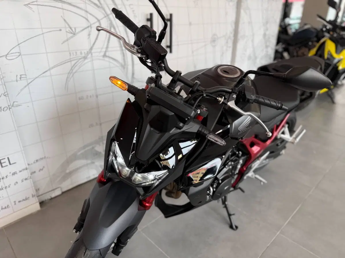 Honda CB 750 Hornet (2025) (14)