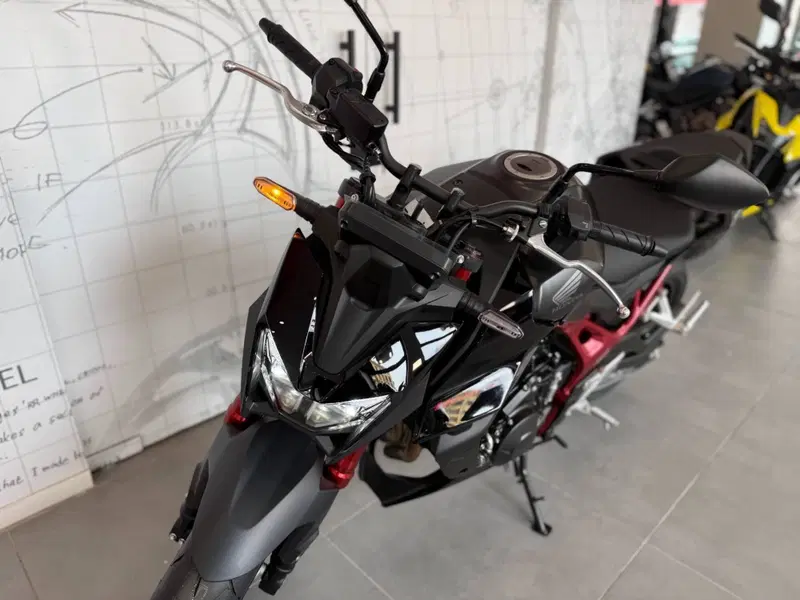 Honda CB 750 Hornet (2025) (14)