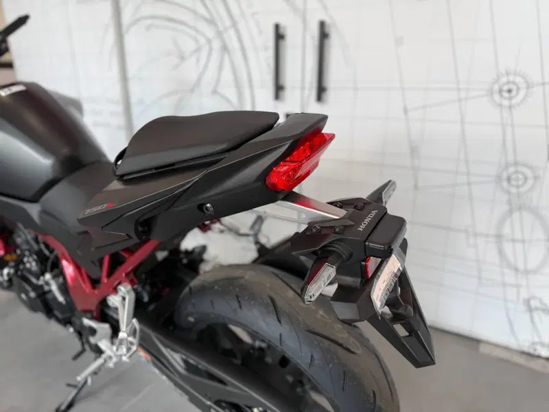 Honda CB 750 Hornet (2025) (17)