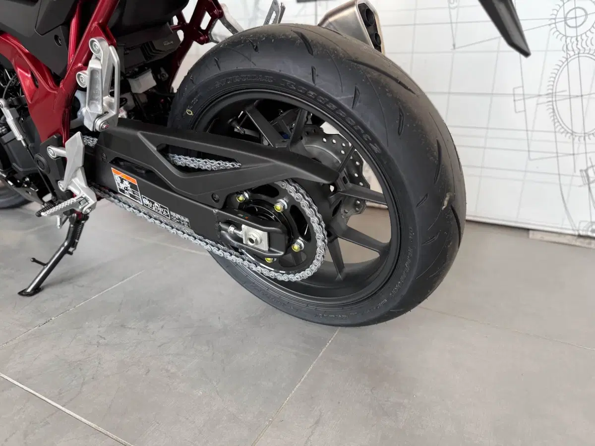 Honda CB 750 Hornet (2025) (16)