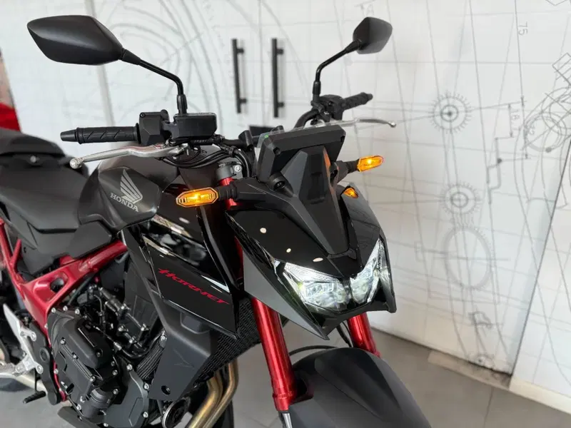 Honda CB 750 Hornet (2025) (10)